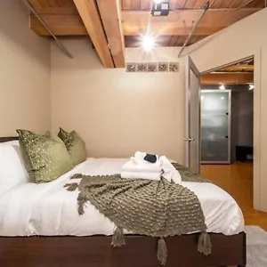 https://historic-j-d-loft-near-ice-district-ug-parking-ac.edmonton-hotels.net